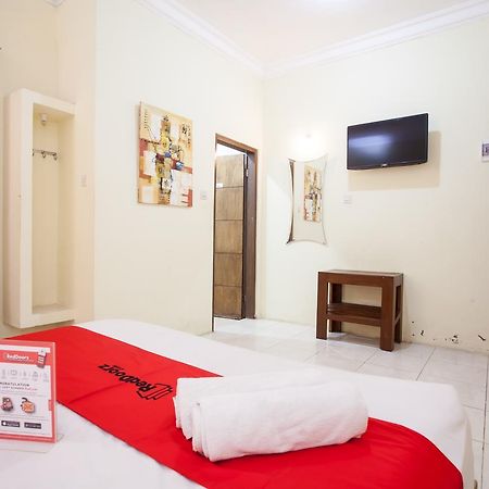 Wonotjolo Reddoorz Near Marvel City Mall מראה חיצוני תמונה