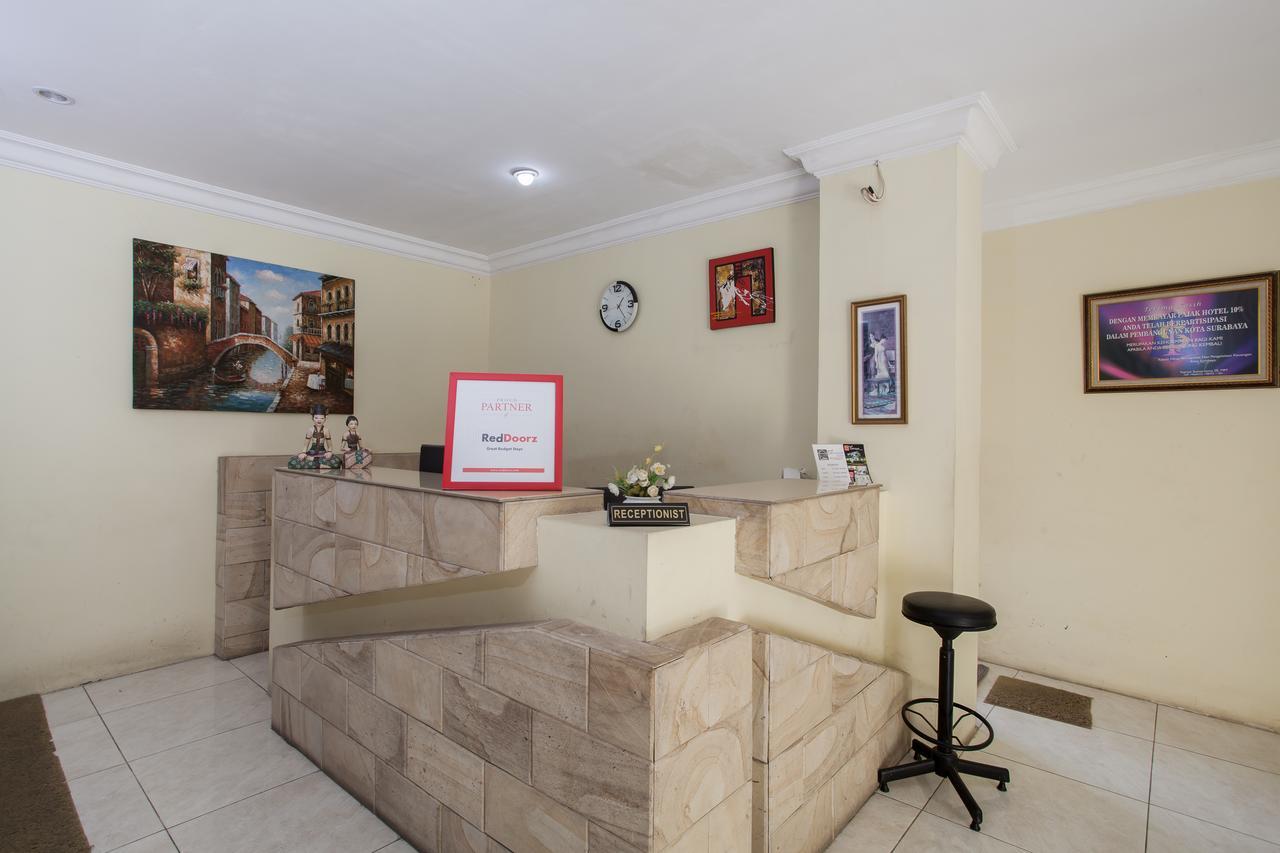 Wonotjolo Reddoorz Near Marvel City Mall מראה חיצוני תמונה