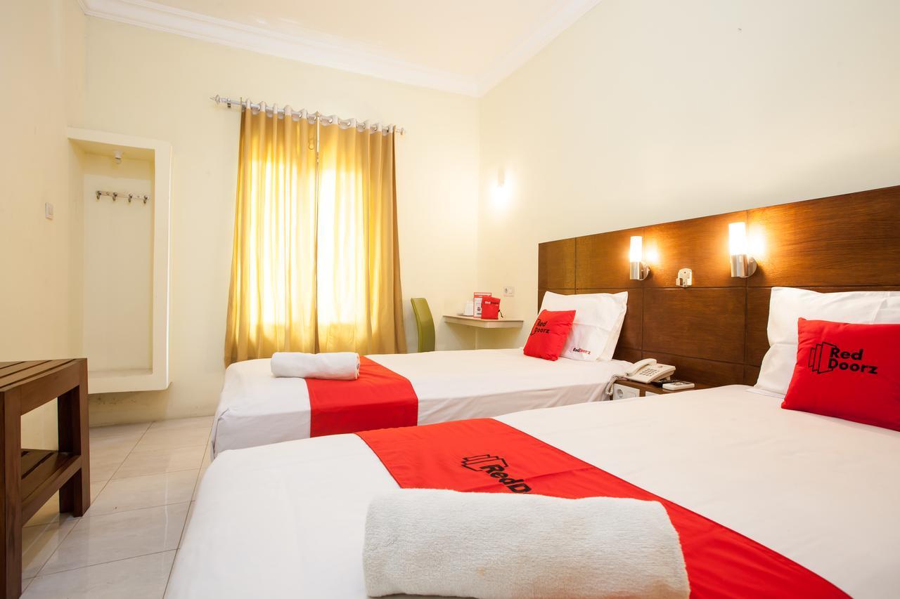 Wonotjolo Reddoorz Near Marvel City Mall מראה חיצוני תמונה
