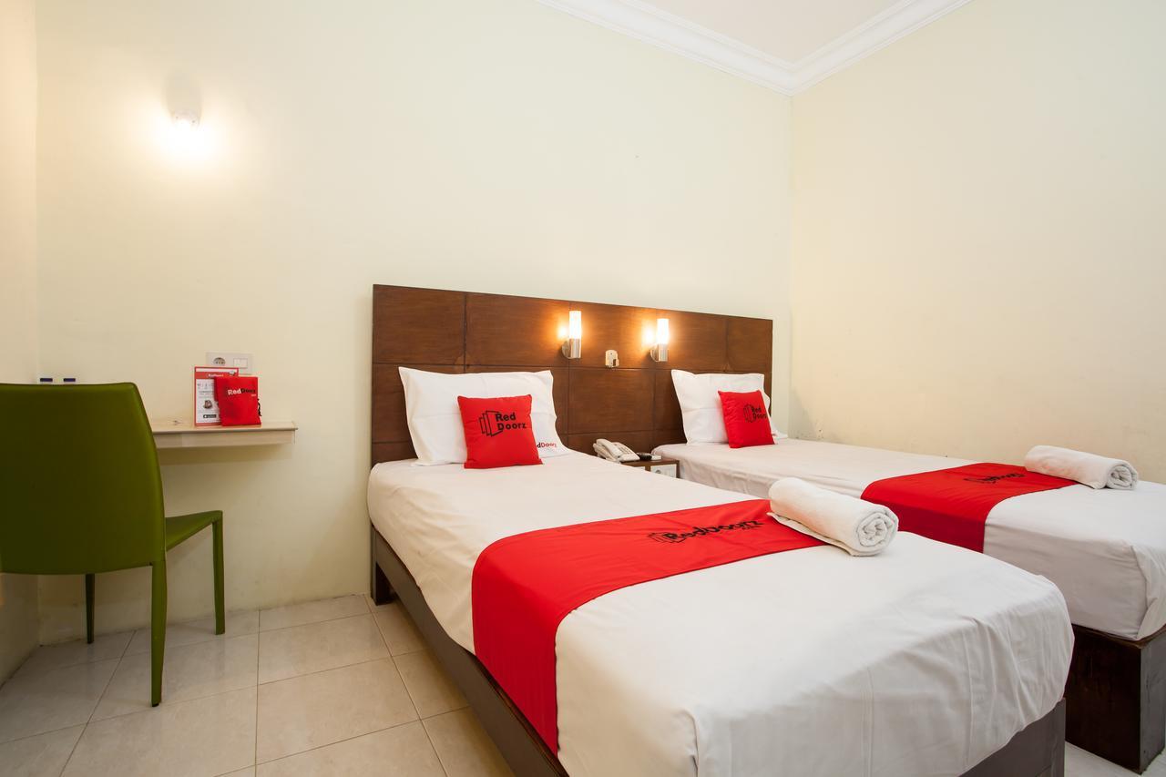 Wonotjolo Reddoorz Near Marvel City Mall מראה חיצוני תמונה