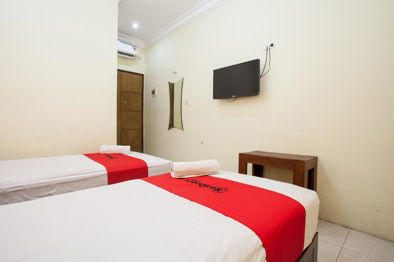 Wonotjolo Reddoorz Near Marvel City Mall מראה חיצוני תמונה