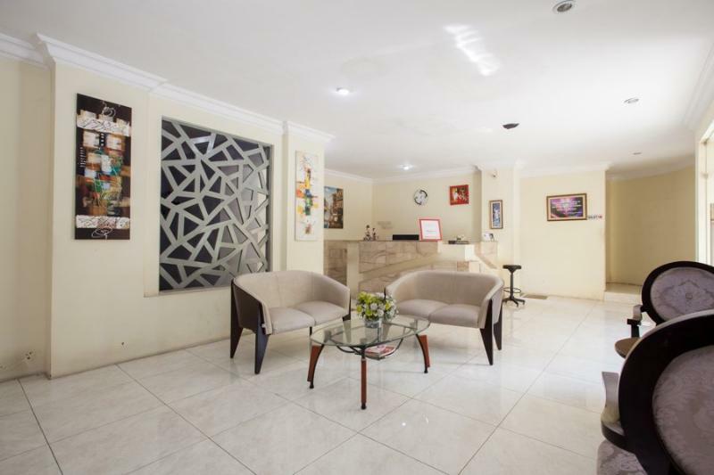 Wonotjolo Reddoorz Near Marvel City Mall מראה חיצוני תמונה