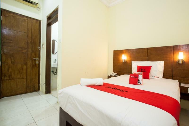 Wonotjolo Reddoorz Near Marvel City Mall מראה חיצוני תמונה